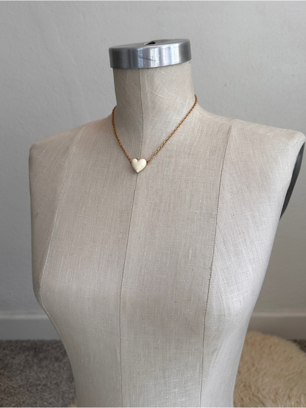 Vintage TRIFARI goldtone puffy cream white puff heart necklace choker - Picture 8 of 8